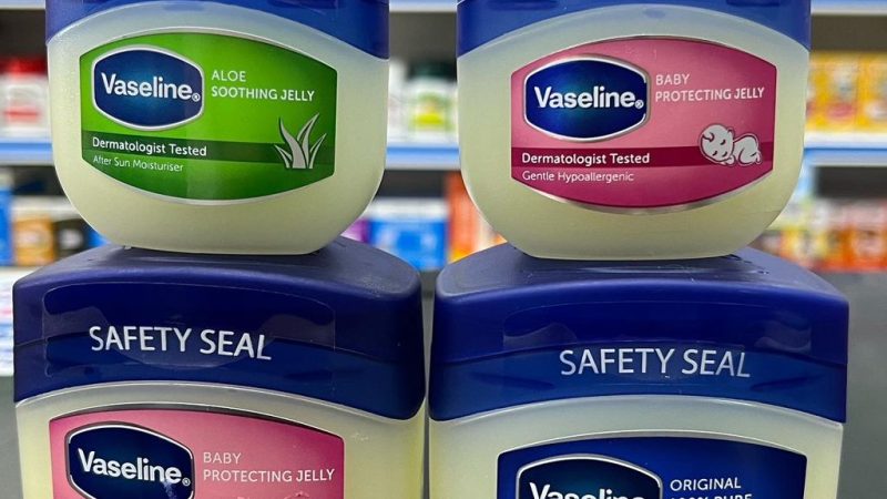 5 CARA MENGGUNAKAN PETROLEUM JELLY UNTUK PENJAGAAN KULIT